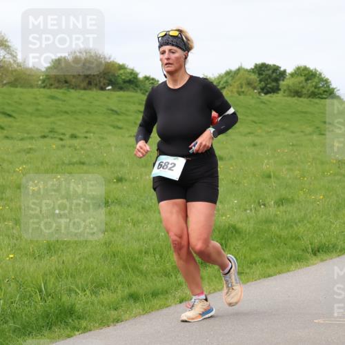 04.05.2025 - 8. Wedeler Halbmarathon Lena Gebhardt http://msf.ph/oto/7843100 04.05.2025 11:56:18 Laufen  meine-sportfotos.de