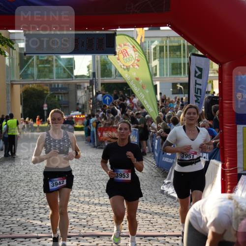13.06.2025 - Holstenköstenlauf Felixshl http://msf.ph/oto/7924790 13.06.2025 20:02:59 Laufen 3942, 3951, 3953 meine-sportfotos.de
