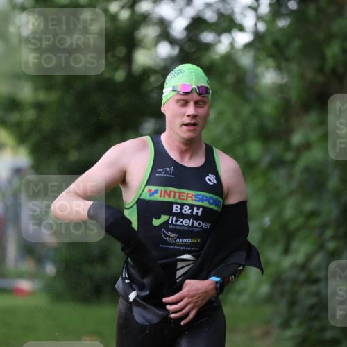 15.06.2025 - 7 Türme Triathlon Michael Strokosch http://msf.ph/oto/7928794 15.06.2025 09:22:25 Schwimmen 38, 62, 64 meine-sportfotos.de