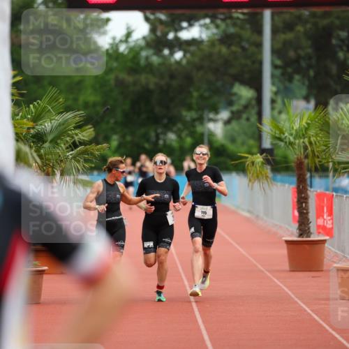 15.06.2025 - 7 Türme Triathlon Michael Strokosch http://msf.ph/oto/7929539 15.06.2025 10:15:36 Ziel 113, 114, 115 meine-sportfotos.de