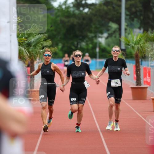 15.06.2025 - 7 Türme Triathlon Michael Strokosch http://msf.ph/oto/7929541 15.06.2025 10:15:38 Ziel 113, 114, 115 meine-sportfotos.de