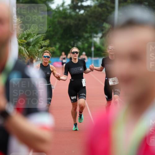 15.06.2025 - 7 Türme Triathlon Michael Strokosch http://msf.ph/oto/7929542 15.06.2025 10:15:38 Ziel 113, 114, 115 meine-sportfotos.de