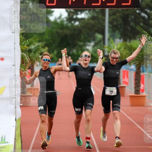 15.06.2025 - 7 Türme Triathlon Michael Strokosch http://msf.ph/oto/7929544 15.06.2025 10:15:40 Ziel 113, 114, 115 meine-sportfotos.de