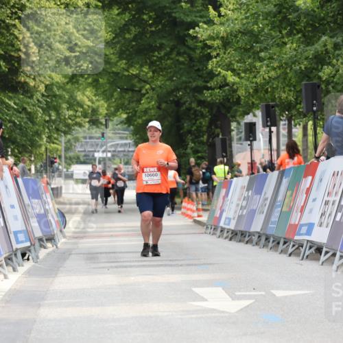 15.06.2025 - REWE Women's Run Strokosch-Dieckow http://msf.ph/oto/7930982 15.06.2025 10:27:18 Ziel  meine-sportfotos.de