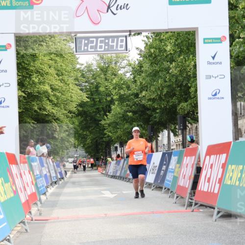 15.06.2025 - REWE Women's Run Strokosch-Dieckow http://msf.ph/oto/7930987 15.06.2025 10:27:26 Ziel 10660 meine-sportfotos.de