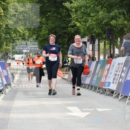 15.06.2025 - REWE Women's Run Strokosch-Dieckow http://msf.ph/oto/7930994 15.06.2025 10:27:56 Ziel  meine-sportfotos.de
