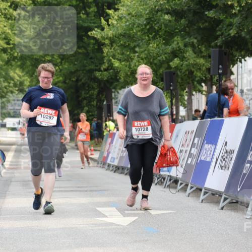 15.06.2025 - REWE Women's Run Strokosch-Dieckow http://msf.ph/oto/7930997 15.06.2025 10:28:00 Ziel 10297, 10728 meine-sportfotos.de