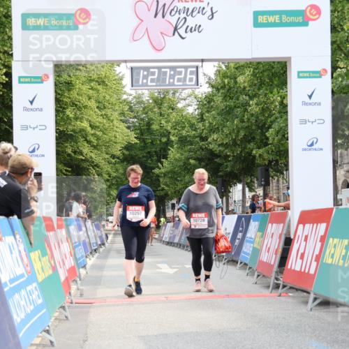 15.06.2025 - REWE Women's Run Strokosch-Dieckow http://msf.ph/oto/7931001 15.06.2025 10:28:04 Ziel 10297, 10728 meine-sportfotos.de