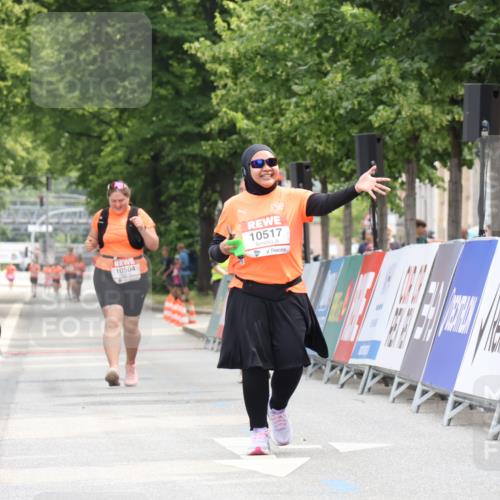 15.06.2025 - REWE Women's Run Strokosch-Dieckow http://msf.ph/oto/7931008 15.06.2025 10:28:11 Ziel 10297, 10517, 10728 meine-sportfotos.de
