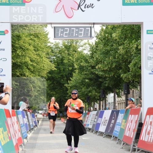 15.06.2025 - REWE Women's Run Strokosch-Dieckow http://msf.ph/oto/7931017 15.06.2025 10:28:15 Ziel 10504, 10517 meine-sportfotos.de