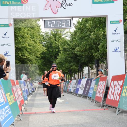 15.06.2025 - REWE Women's Run Strokosch-Dieckow http://msf.ph/oto/7931018 15.06.2025 10:28:16 Ziel 10504, 10517, 10616 meine-sportfotos.de