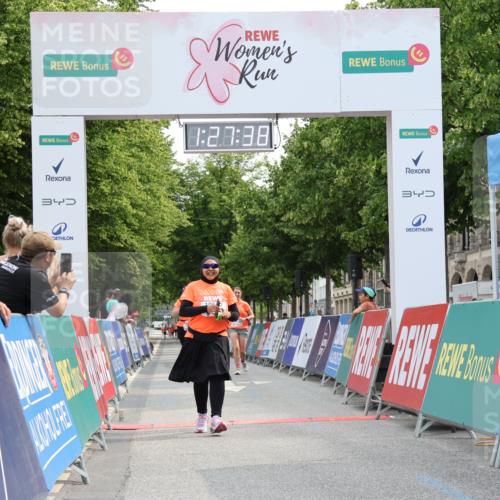 15.06.2025 - REWE Women's Run Strokosch-Dieckow http://msf.ph/oto/7931020 15.06.2025 10:28:16 Ziel 10504, 10517, 10616 meine-sportfotos.de