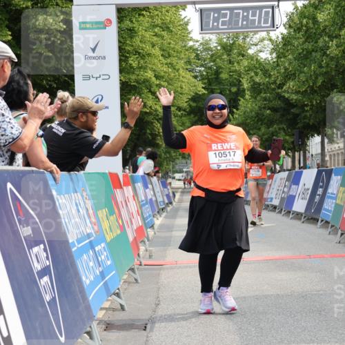 15.06.2025 - REWE Women's Run Strokosch-Dieckow http://msf.ph/oto/7931023 15.06.2025 10:28:18 Ziel 10504, 10517, 10616 meine-sportfotos.de