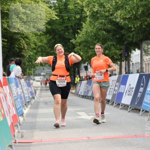 15.06.2025 - REWE Women's Run Strokosch-Dieckow http://msf.ph/oto/7931026 15.06.2025 10:28:20 Ziel 10504, 10517, 10616 meine-sportfotos.de