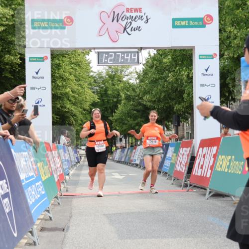 15.06.2025 - REWE Women's Run Strokosch-Dieckow http://msf.ph/oto/7931032 15.06.2025 10:28:22 Ziel 10504, 10517, 10616 meine-sportfotos.de