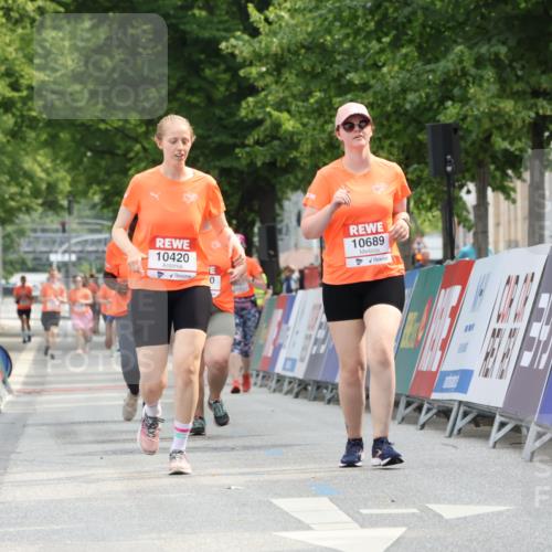 15.06.2025 - REWE Women's Run Strokosch-Dieckow http://msf.ph/oto/7931037 15.06.2025 10:29:12 Ziel 10420, 10689 meine-sportfotos.de
