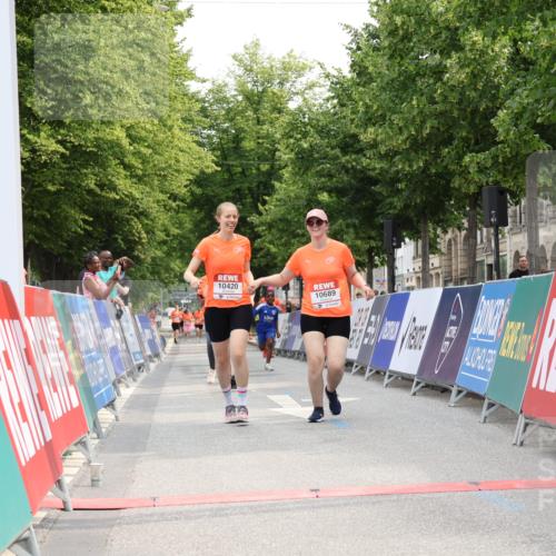 15.06.2025 - REWE Women's Run Strokosch-Dieckow http://msf.ph/oto/7931042 15.06.2025 10:29:16 Ziel 10065, 10180, 10420, 10689 meine-sportfotos.de