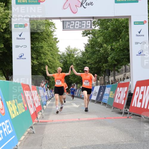 15.06.2025 - REWE Women's Run Strokosch-Dieckow http://msf.ph/oto/7931045 15.06.2025 10:29:17 Ziel 10065, 10180, 10420, 10689 meine-sportfotos.de