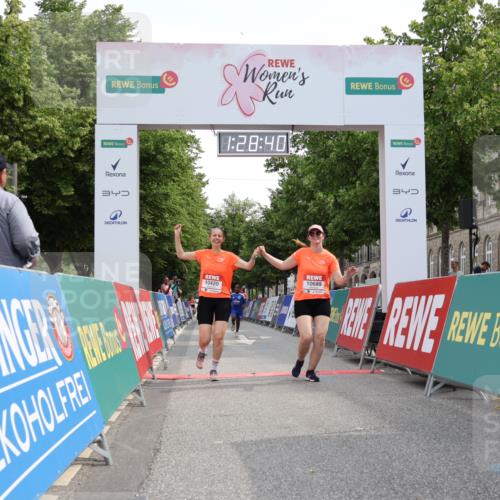 15.06.2025 - REWE Women's Run Strokosch-Dieckow http://msf.ph/oto/7931051 15.06.2025 10:29:18 Ziel 10065, 10180, 10420, 10689 meine-sportfotos.de