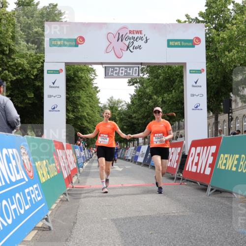 15.06.2025 - REWE Women's Run Strokosch-Dieckow http://msf.ph/oto/7931052 15.06.2025 10:29:18 Ziel 10065, 10180, 10420, 10689 meine-sportfotos.de