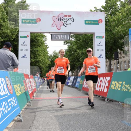 15.06.2025 - REWE Women's Run Strokosch-Dieckow http://msf.ph/oto/7931055 15.06.2025 10:29:19 Ziel 10065, 10180, 10420, 10689 meine-sportfotos.de