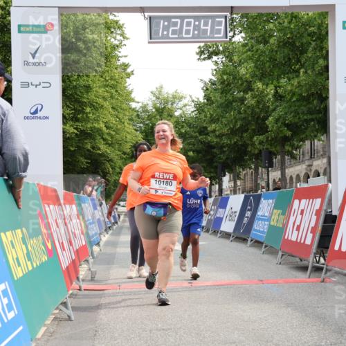 15.06.2025 - REWE Women's Run Strokosch-Dieckow http://msf.ph/oto/7931060 15.06.2025 10:29:21 Ziel 10065, 10180, 10420, 10689 meine-sportfotos.de