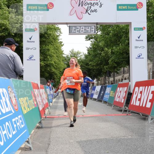 15.06.2025 - REWE Women's Run Strokosch-Dieckow http://msf.ph/oto/7931062 15.06.2025 10:29:22 Ziel 10065, 10180, 10420, 10689 meine-sportfotos.de