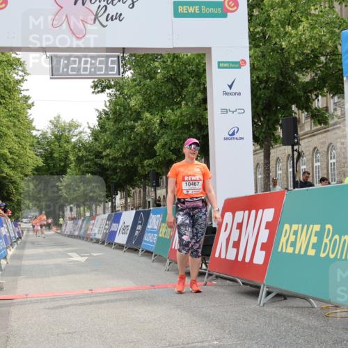15.06.2025 - REWE Women's Run Strokosch-Dieckow http://msf.ph/oto/7931075 15.06.2025 10:29:33 Ziel 10467 meine-sportfotos.de