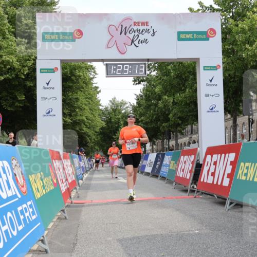 15.06.2025 - REWE Women's Run Strokosch-Dieckow http://msf.ph/oto/7931088 15.06.2025 10:29:51 Ziel 10576, 10785 meine-sportfotos.de