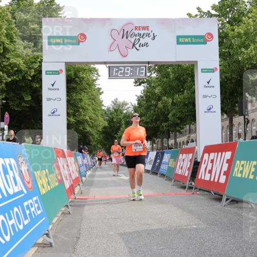 15.06.2025 - REWE Women's Run Strokosch-Dieckow http://msf.ph/oto/7931090 15.06.2025 10:29:52 Ziel 10576, 10785 meine-sportfotos.de