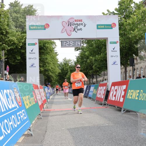 15.06.2025 - REWE Women's Run Strokosch-Dieckow http://msf.ph/oto/7931091 15.06.2025 10:29:52 Ziel 10576, 10785 meine-sportfotos.de