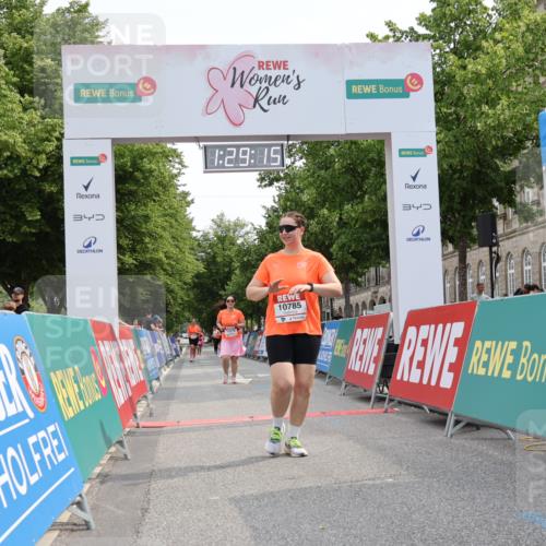 15.06.2025 - REWE Women's Run Strokosch-Dieckow http://msf.ph/oto/7931095 15.06.2025 10:29:53 Ziel 10576, 10785 meine-sportfotos.de