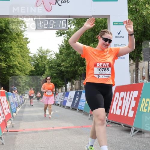 15.06.2025 - REWE Women's Run Strokosch-Dieckow http://msf.ph/oto/7931099 15.06.2025 10:29:54 Ziel 10576, 10785 meine-sportfotos.de