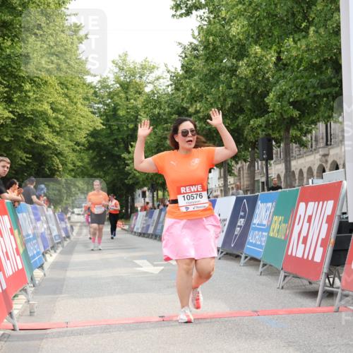 15.06.2025 - REWE Women's Run Strokosch-Dieckow http://msf.ph/oto/7931102 15.06.2025 10:29:56 Ziel 10576, 10785 meine-sportfotos.de