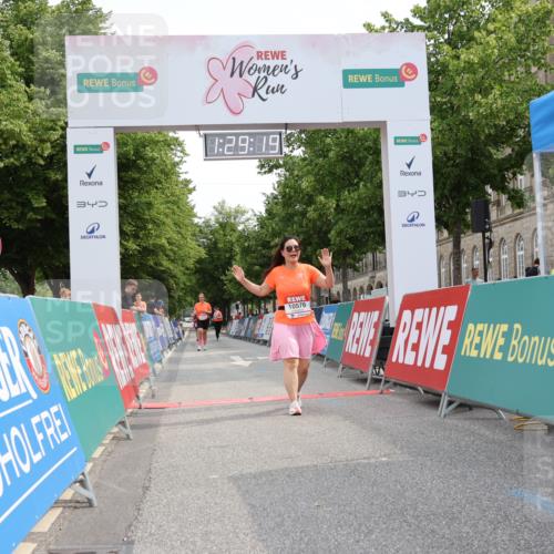 15.06.2025 - REWE Women's Run Strokosch-Dieckow http://msf.ph/oto/7931105 15.06.2025 10:29:57 Ziel 10576, 10785 meine-sportfotos.de