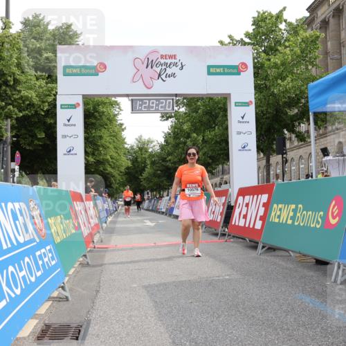 15.06.2025 - REWE Women's Run Strokosch-Dieckow http://msf.ph/oto/7931109 15.06.2025 10:29:58 Ziel 10576, 10785 meine-sportfotos.de