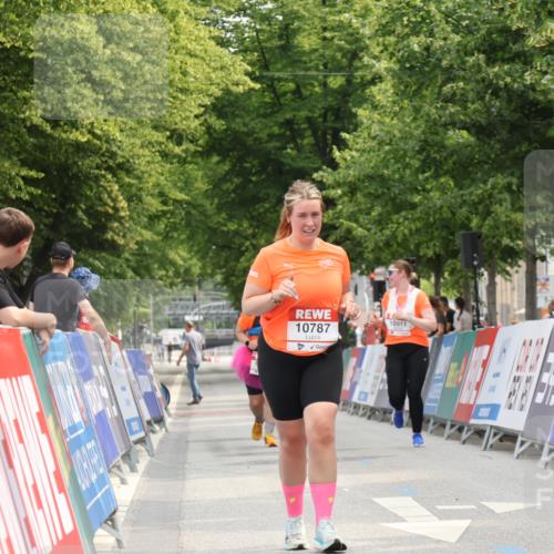 15.06.2025 - REWE Women's Run Strokosch-Dieckow http://msf.ph/oto/7931110 15.06.2025 10:30:02 Ziel 10576, 10787 meine-sportfotos.de