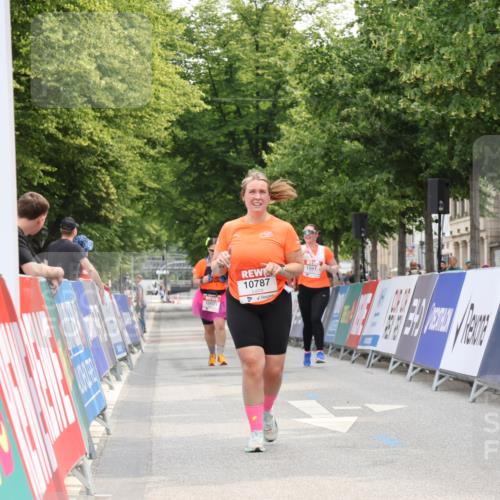 15.06.2025 - REWE Women's Run Strokosch-Dieckow http://msf.ph/oto/7931112 15.06.2025 10:30:03 Ziel 10576, 10787 meine-sportfotos.de