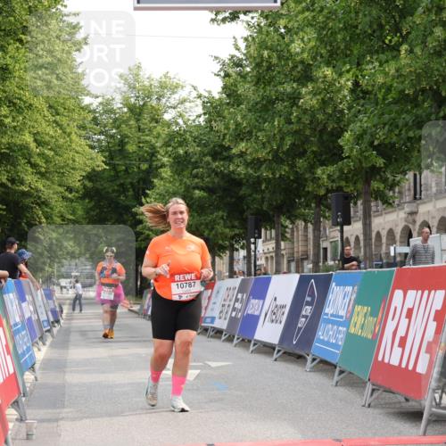 15.06.2025 - REWE Women's Run Strokosch-Dieckow http://msf.ph/oto/7931115 15.06.2025 10:30:04 Ziel 10787 meine-sportfotos.de