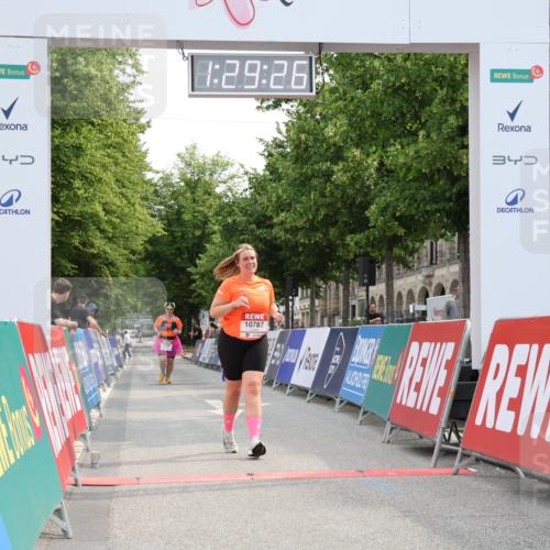 15.06.2025 - REWE Women's Run Strokosch-Dieckow http://msf.ph/oto/7931117 15.06.2025 10:30:04 Ziel 10787 meine-sportfotos.de