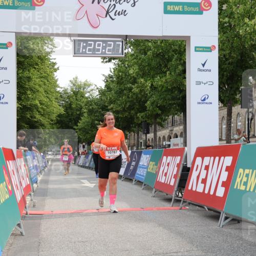 15.06.2025 - REWE Women's Run Strokosch-Dieckow http://msf.ph/oto/7931121 15.06.2025 10:30:05 Ziel 10787 meine-sportfotos.de
