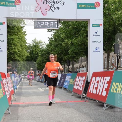 15.06.2025 - REWE Women's Run Strokosch-Dieckow http://msf.ph/oto/7931123 15.06.2025 10:30:06 Ziel 10029, 10787 meine-sportfotos.de