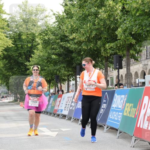15.06.2025 - REWE Women's Run Strokosch-Dieckow http://msf.ph/oto/7931126 15.06.2025 10:30:09 Ziel 10029, 10787 meine-sportfotos.de