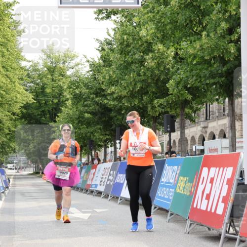 15.06.2025 - REWE Women's Run Strokosch-Dieckow http://msf.ph/oto/7931128 15.06.2025 10:30:10 Ziel 10029, 10787 meine-sportfotos.de