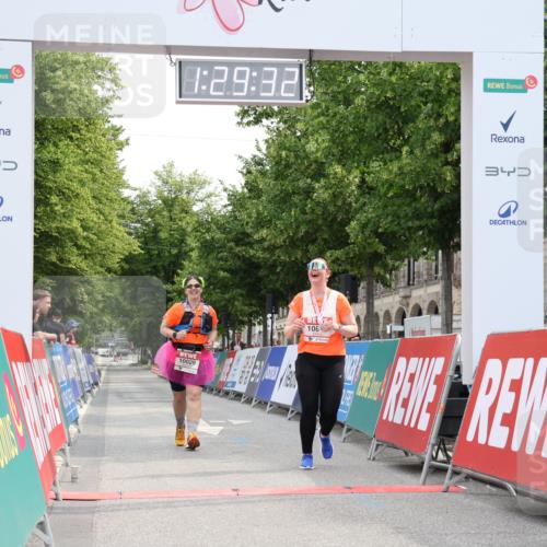 15.06.2025 - REWE Women's Run Strokosch-Dieckow http://msf.ph/oto/7931129 15.06.2025 10:30:11 Ziel 10029, 10787 meine-sportfotos.de