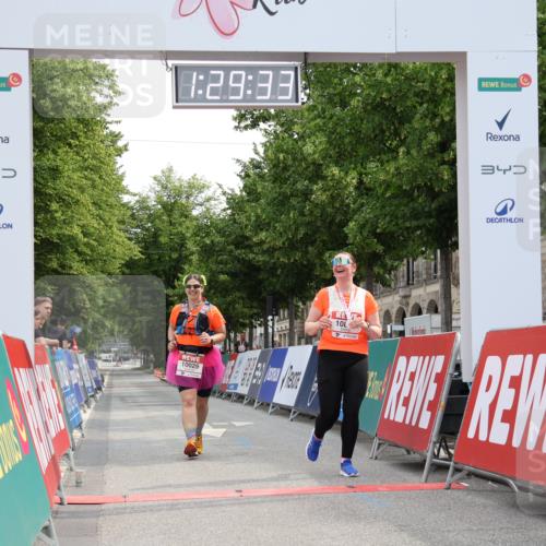 15.06.2025 - REWE Women's Run Strokosch-Dieckow http://msf.ph/oto/7931131 15.06.2025 10:30:11 Ziel 10029, 10787 meine-sportfotos.de