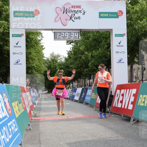 15.06.2025 - REWE Women's Run Strokosch-Dieckow http://msf.ph/oto/7931136 15.06.2025 10:30:12 Ziel 10029, 10787 meine-sportfotos.de