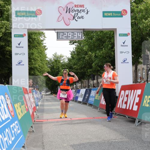 15.06.2025 - REWE Women's Run Strokosch-Dieckow http://msf.ph/oto/7931137 15.06.2025 10:30:12 Ziel 10029, 10787 meine-sportfotos.de