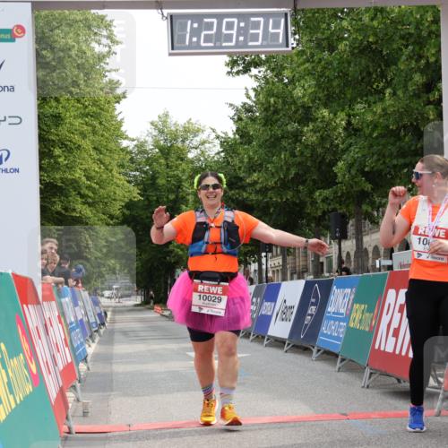 15.06.2025 - REWE Women's Run Strokosch-Dieckow http://msf.ph/oto/7931139 15.06.2025 10:30:13 Ziel 10029 meine-sportfotos.de