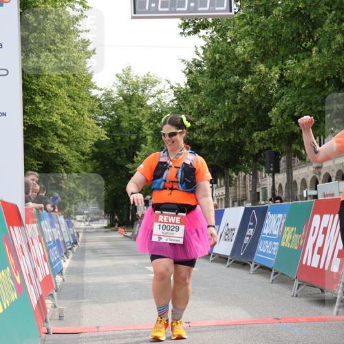 15.06.2025 - REWE Women's Run Strokosch-Dieckow http://msf.ph/oto/7931140 15.06.2025 10:30:13 Ziel 10029 meine-sportfotos.de